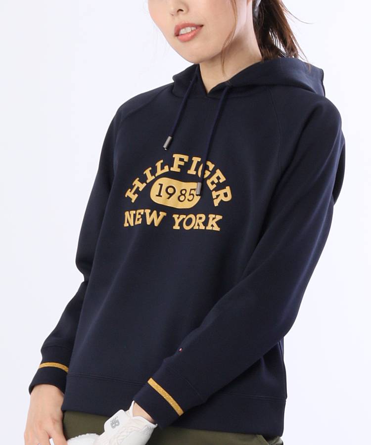 トミーヒルフィガーゴルフの長袖フード付パーカーを使ったスタイリング